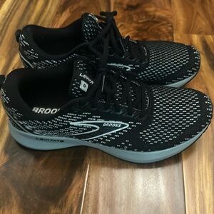 EUC Brooks Levitate 5 9.5 women’s